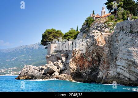 Vue de la mer sur l'île de Sveti Stefan, Monténégro. Banque D'Images