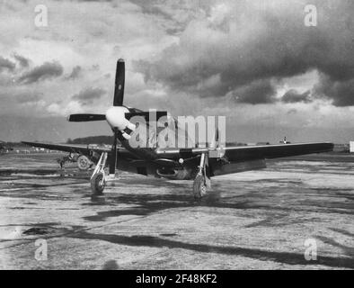 LE P-51 nord-américain du Major Stapleton 'Esie' du 364e groupe de chasseurs, 67e Escadre de chasseurs, garé sur le Strip à la 8e station de la Force aérienne F-375, Honnington, Angleterre. 20 décembre 1944 Banque D'Images