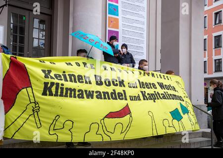 AM Gärtnerplatztheater Demonstrant*innen halten transparent: ' plus de promesses vides! Klimawandel und Kapitalismus '. AM 19. März 2021 versammelten sich in München Hunderte, UM für die Einhaltung des Pariser Klimaabkommens und das 1, 5 Grad Ziel zu demonstrieren. Sie zogen vom Wetterstenplatz zum Gärtnerplatz. * le 19 2021 mars, des centaines de personnes se sont rassemblées à Munich, en Allemagne, pour protester contre l'Accord de Paris sur le climat et l'objectif des 1.5 degrés. (Photo par Alexander Pohl/Sipa USA) crédit: SIPA USA/Alay Live News Banque D'Images