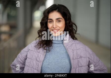 Cologne, Allemagne. 19 mars 2021. L'actrice Suri Abbassi (dans le rôle de Leyla Öztürk) est dans le studio de la série RTL 'Alles was zählt'. Credit: Henning Kaiser/dpa/Alay Live News Banque D'Images