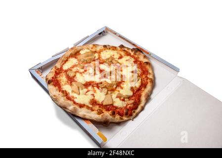 Plats à emporter ou dans une boîte de livraison, pizza avec sauce tomate mozzarella et champignons porcini. Isolé sur blanc, espace de copie Banque D'Images