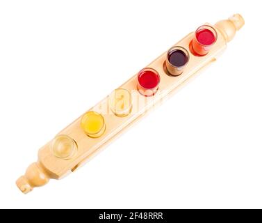 Mélange de teintures alcoolisées. Six verres avec différentes teintures de fruits servis dans un style national sur un panneau rustique en bois. Isolé sur un fond blanc. Banque D'Images