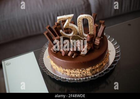 Un gros plan d'un délicieux gâteau au chocolat d'anniversaire avec numéro 30 bougies sur le dessus Banque D'Images