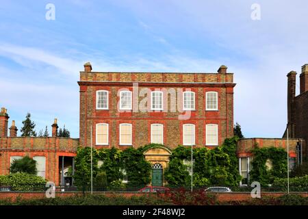 Vue sur Peckover House, North Brink, la rivière Nene, la ville de Wisbech, Cambridgeshire, Angleterre ; Royaume-Uni Banque D'Images