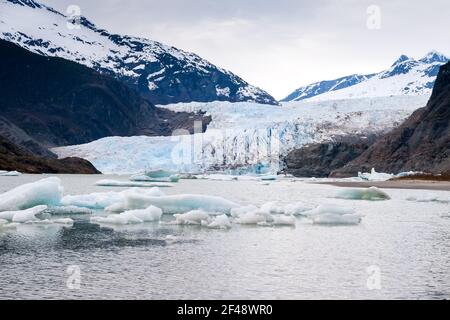 Le glacier Mendenhall et les petits icebergs, également connus sous le nom de bergeuses et growlers, près de Juneau, en Alaska Banque D'Images