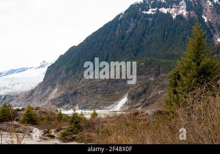 Chutes Nugget au pied de la montagne Bullard, à côté du glacier Mendenhall, près de Juneau, en Alaska Banque D'Images