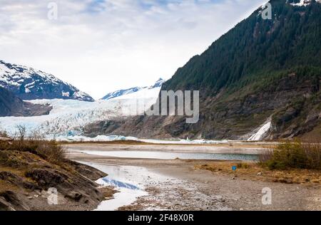 Chutes Nugget au pied de la montagne Bullard, à côté du glacier Mendenhall, près de Juneau, en Alaska Banque D'Images