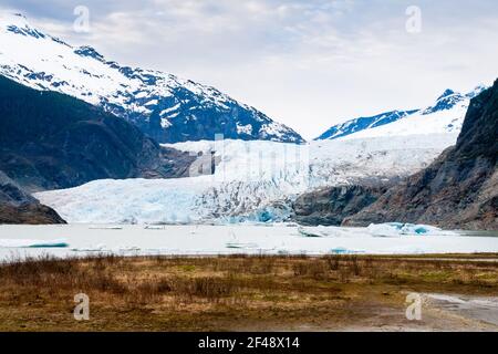 Le glacier Mendenhall et les petits icebergs, également connus sous le nom de bergeuses et growlers, près de Juneau, en Alaska Banque D'Images