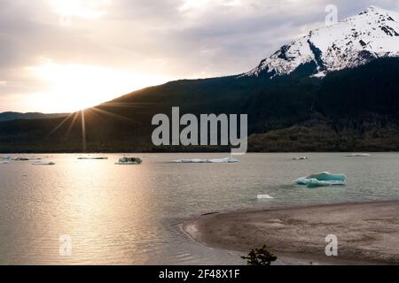 De petits icebergs, également connus sous le nom de bergeuses et growlers, flottent dans le lac Mendenhall, à la base de la montagne McGinnis, près de Juneau, en Alaska Banque D'Images