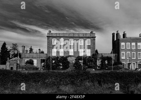 Vue sur Peckover House, North Brink, la rivière Nene, la ville de Wisbech, Cambridgeshire, Angleterre ; Royaume-Uni Banque D'Images