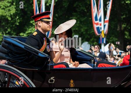 Meghan Markle Duchesse de Sussex agitant à la foule pendant En voiture avec le prince Harry à Trooping of La couleur Banque D'Images