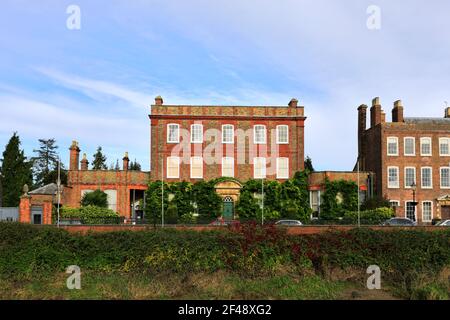 Vue sur Peckover House, North Brink, la rivière Nene, la ville de Wisbech, Cambridgeshire, Angleterre ; Royaume-Uni Banque D'Images