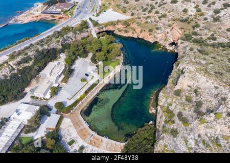 Grèce Vouliagmeni lac Heath spa, vue aérienne des oiseaux de drone, eau minérale thermique avec des capacités de guérison, jour d'été ensoleillé. Attica Riviera d'Athènes Banque D'Images