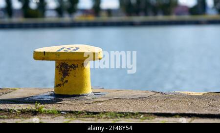 Bollard pour amarrer les navires dans le port de Swinoujscie on La côte Baltique polonaise Banque D'Images