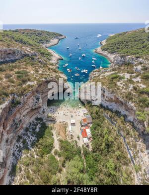 Tir de drone aérien de l'emblématique plage de crique de Stiniva dans l'Adriatique mer sur l'île de vis en Croatie été Banque D'Images