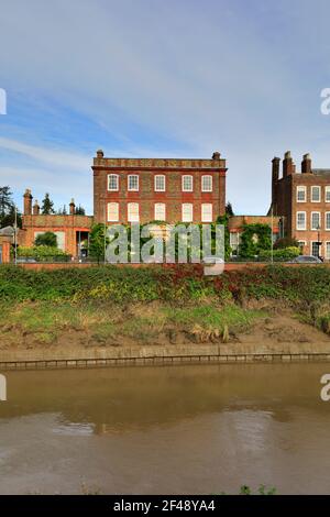 Vue sur Peckover House, North Brink, la rivière Nene, la ville de Wisbech, Cambridgeshire, Angleterre ; Royaume-Uni Banque D'Images