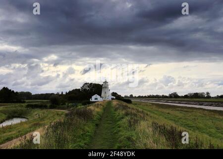 Phare de Sir Peter Scott, connu sous le nom de phare est, River Nene, village de Sutton Bridge, district de South Holland, Lincolnshire, Angleterre. Banque D'Images