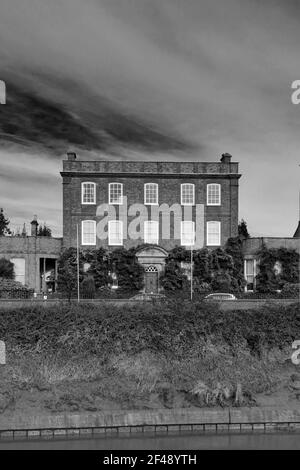 Vue sur Peckover House, North Brink, la rivière Nene, la ville de Wisbech, Cambridgeshire, Angleterre ; Royaume-Uni Banque D'Images