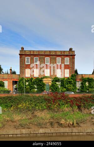 Vue sur Peckover House, North Brink, la rivière Nene, la ville de Wisbech, Cambridgeshire, Angleterre ; Royaume-Uni Banque D'Images