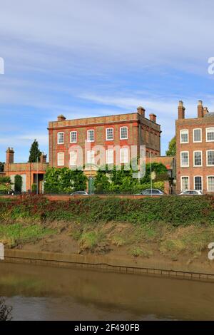 Vue sur Peckover House, North Brink, la rivière Nene, la ville de Wisbech, Cambridgeshire, Angleterre ; Royaume-Uni Banque D'Images