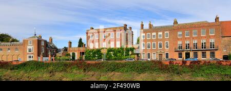 Vue sur Peckover House, North Brink, la rivière Nene, la ville de Wisbech, Cambridgeshire, Angleterre ; Royaume-Uni Banque D'Images