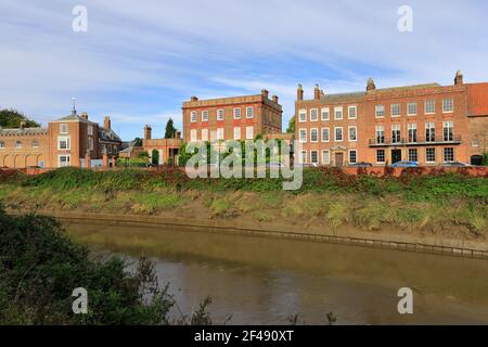 Vue sur Peckover House, North Brink, la rivière Nene, la ville de Wisbech, Cambridgeshire, Angleterre ; Royaume-Uni Banque D'Images