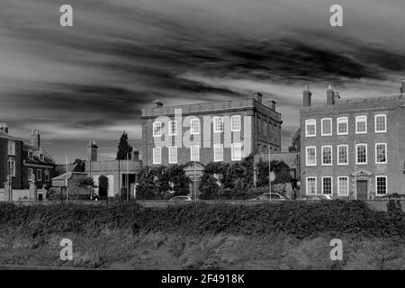 Vue sur Peckover House, North Brink, la rivière Nene, la ville de Wisbech, Cambridgeshire, Angleterre ; Royaume-Uni Banque D'Images