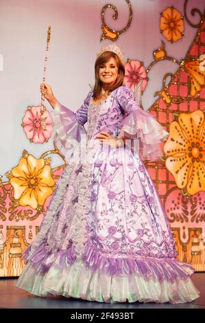 Linda Gray sur scène en tant que grande-mère de la Fée lors de l'appel photo de Cendrillon au New Wimbledon Theatre, Wimbledon - Londres Banque D'Images