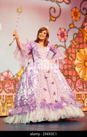 Linda Gray sur scène en tant que grande-mère de la Fée lors de l'appel photo de Cendrillon au New Wimbledon Theatre, Wimbledon - Londres Banque D'Images