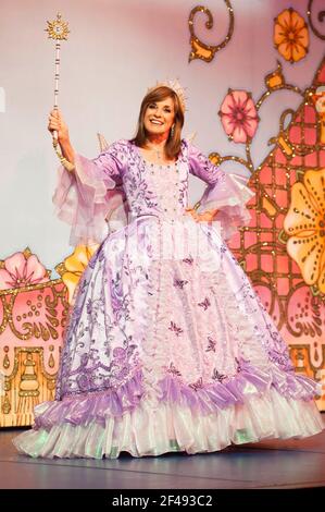 Linda Gray sur scène en tant que grande-mère de la Fée lors de l'appel photo de Cendrillon au New Wimbledon Theatre, Wimbledon - Londres Banque D'Images