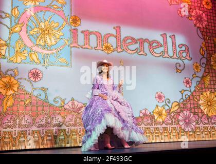 Linda Gray sur scène en tant que grande-mère de la Fée lors de l'appel photo de Cendrillon au New Wimbledon Theatre, Wimbledon - Londres Banque D'Images