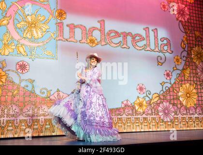 Linda Gray sur scène en tant que grande-mère de la Fée lors de l'appel photo de Cendrillon au New Wimbledon Theatre, Wimbledon - Londres Banque D'Images