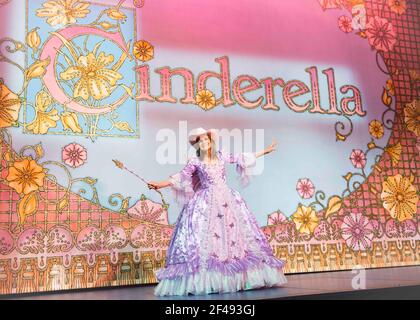 Linda Gray sur scène en tant que grande-mère de la Fée lors de l'appel photo de Cendrillon au New Wimbledon Theatre, Wimbledon - Londres Banque D'Images