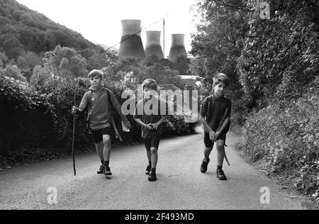 On rentre à pied depuis les garçons qui monent sur la colline abrupte après une journée d'école. Les enfants rentrent à pied depuis la colline escarpée de la Grande-Bretagne. PHOTO DE DAVID BAGNALL Banque D'Images