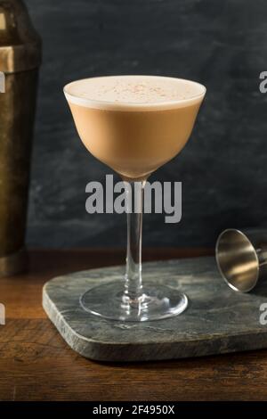 Cocktail rafraîchissant Tawney Port Flip avec noix de muscade Banque D'Images