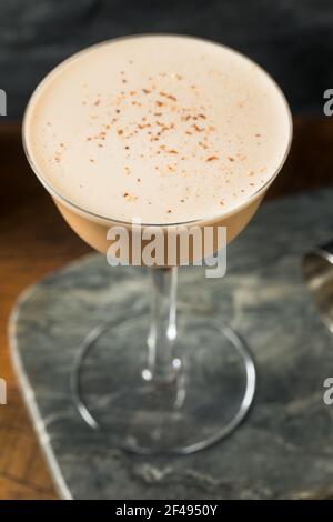 Cocktail rafraîchissant Tawney Port Flip avec noix de muscade Banque D'Images