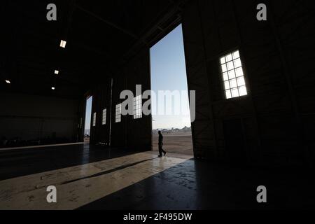 19 septembre 2020, Van Nuys, CA, états-unis : Un ouvrier entrant dans le côté ouest du plus ancien hangar en activité à l'aéroport Van Nuys alors que le soleil commence à se coucher dans la vallée de San Fernando.situé au cœur de la vallée de San Fernando, l'aéroport de Van Nuys (VNY) se classe parmi les aéroports d'aviation générale les plus fréquentés au monde. Dédié aux voyages aériens non commerciaux, VNY compte en moyenne plus de 260,000 décollages et atterrissages par an. VNY a deux pistes parallèles ''“ une avec système d'atterrissage complet ''“ et une tour FAA. La piste principale mesure 8,000 pieds de long et la piste d'entraînement, 4,000 pieds de long. VNY a un riche h. Banque D'Images