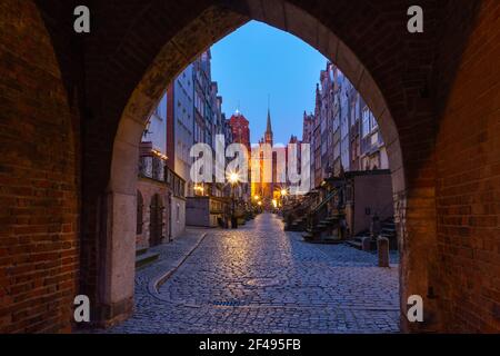 Vide rue de nuit Mariacka, St Mary, rue dans la vieille ville de Gdansk, Pologne Banque D'Images