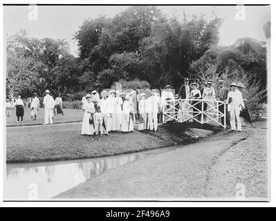 Buitenzorg (Bogor), Java / Indonésie. Jardin botanique (1817, K. G. K. Reinwardt). Groupe touristique hapag sur une jetée à Lotustich, Liens locaux Banque D'Images
