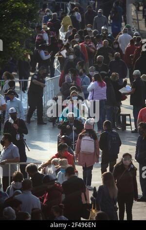 Non exclusif: VILLE DE NEZAHUALCOYOTL, MEXIQUE - MARS 19: Les gens attendent leur tour en ligne pour pouvoir recevoir un pass et être en mesure d'accéder à la vaccinati Banque D'Images