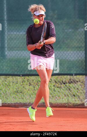 Joueuse de tennis féminine en action à l'Open senior de Munich 2020, femmes célibataires WS50, ITF Seniors tennis Tournament, Banque D'Images