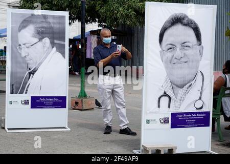 San Salvador, El Salvador. 19 mars 2021. Un monument commémoratif a été créé à San Salvador pour illustrer les visages des travailleurs de la santé qui sont morts pendant la lutte contre la pandémie COVID-19.ce monument commémoratif a été ouvert la première année depuis que le premier cas de nouveau coronavirus a été signalé au Salvador. Crédit: Camilo Freedman/ZUMA Wire/Alay Live News Banque D'Images