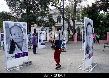 San Salvador, El Salvador. 19 mars 2021. Un monument commémoratif a été créé à San Salvador pour illustrer les visages des travailleurs de la santé qui sont morts pendant la lutte contre la pandémie COVID-19.ce monument commémoratif a été ouvert la première année depuis que le premier cas de nouveau coronavirus a été signalé au Salvador. Crédit: Camilo Freedman/ZUMA Wire/Alay Live News Banque D'Images