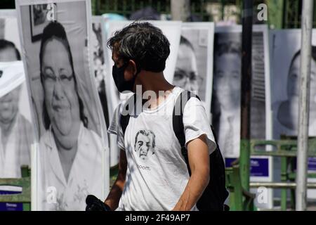 San Salvador, El Salvador. 19 mars 2021. Un monument commémoratif a été créé à San Salvador pour illustrer les visages des travailleurs de la santé qui sont morts pendant la lutte contre la pandémie COVID-19.ce monument commémoratif a été ouvert la première année depuis que le premier cas de nouveau coronavirus a été signalé au Salvador. Crédit: Camilo Freedman/ZUMA Wire/Alay Live News Banque D'Images