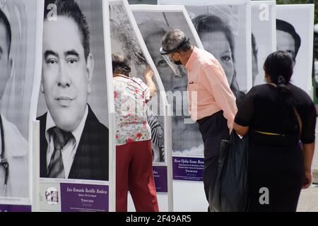 San Salvador, El Salvador. 19 mars 2021. Un monument commémoratif a été créé à San Salvador pour illustrer les visages des travailleurs de la santé qui sont morts pendant la lutte contre la pandémie COVID-19.ce monument commémoratif a été ouvert la première année depuis que le premier cas de nouveau coronavirus a été signalé au Salvador. Crédit: Camilo Freedman/ZUMA Wire/Alay Live News Banque D'Images