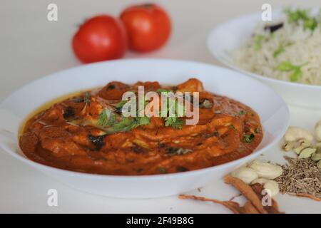 Cubes de fromage cottage dans une riche sauce douce de tomates, noix de cajou, épices. Connu localement sous le nom de paneer de beurre. Un accompagnement parfait pour un plat indien Banque D'Images