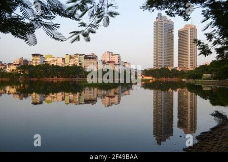 Parc public de la ville près du lac Tay dans le quartier du centre-ville de Hanoi, Vietnam. Maisons résidentielles reflétées dans l'eau Banque D'Images