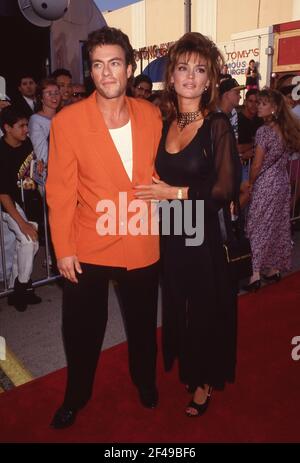 Jean-Claude Van Damme et le modèle Darcy LaPier assistent à la première « Last action Hero » Westwood le 13 juin 1993 au Mann Village Theatre de Westwood, Californie. Crédit: Ralph Dominguez/MediaPunch Banque D'Images