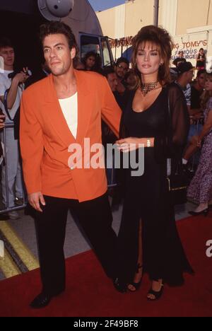 Jean-Claude Van Damme et le modèle Darcy LaPier assistent à la première « Last action Hero » Westwood le 13 juin 1993 au Mann Village Theatre de Westwood, Californie. Crédit: Ralph Dominguez/MediaPunch Banque D'Images