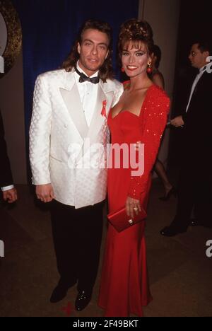 Jean-Claude Van Damme et le modèle Darcy LaPier assistent au 50e Golden Globe Awards le 23 janvier 1993 à l'hôtel Beverly Hilton de Beverly Hills, Californie crédit: Ralph Dominguez/MediaPunch Banque D'Images